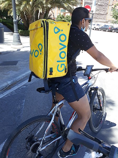 450px-2020-06-12_Repartidor_en_bicicleta_de_Glovo_a_València_01.jpg